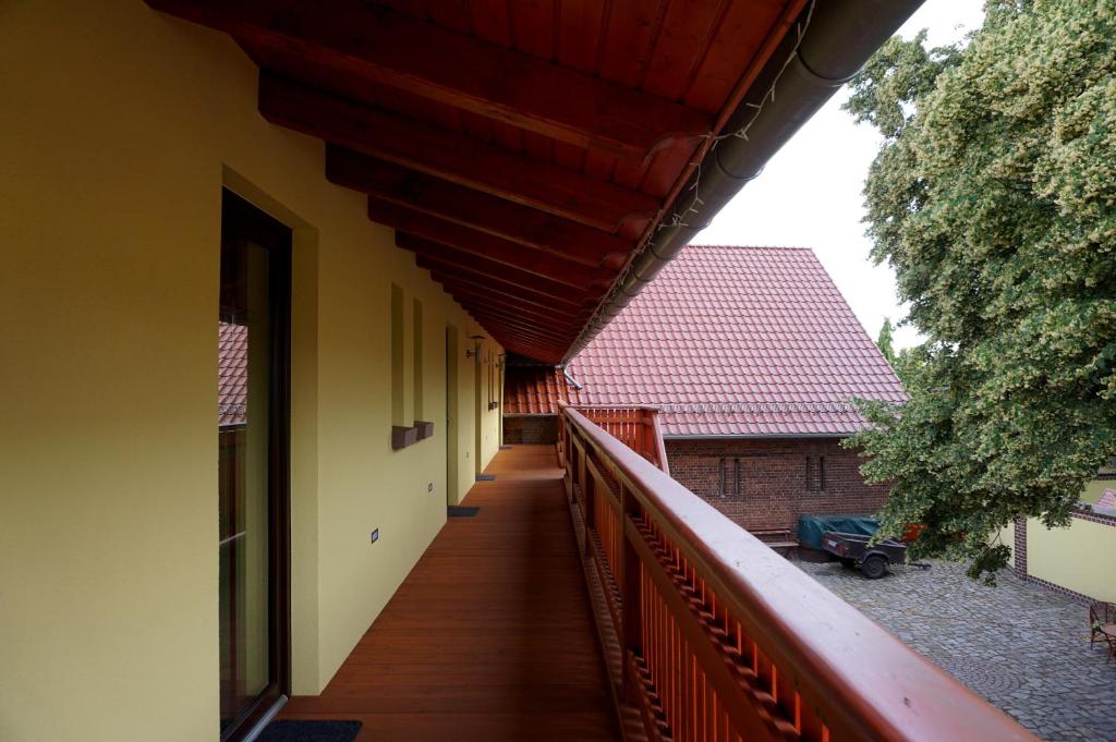 Blick entlang des Balkons über den Hof