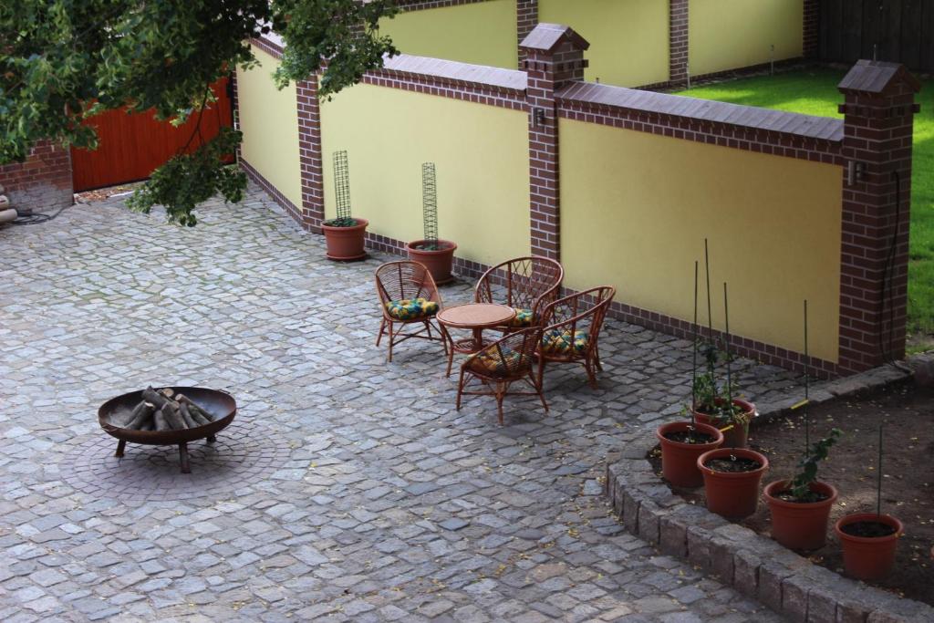 Gemütliche Sitzecke und Feuerschale im Hof