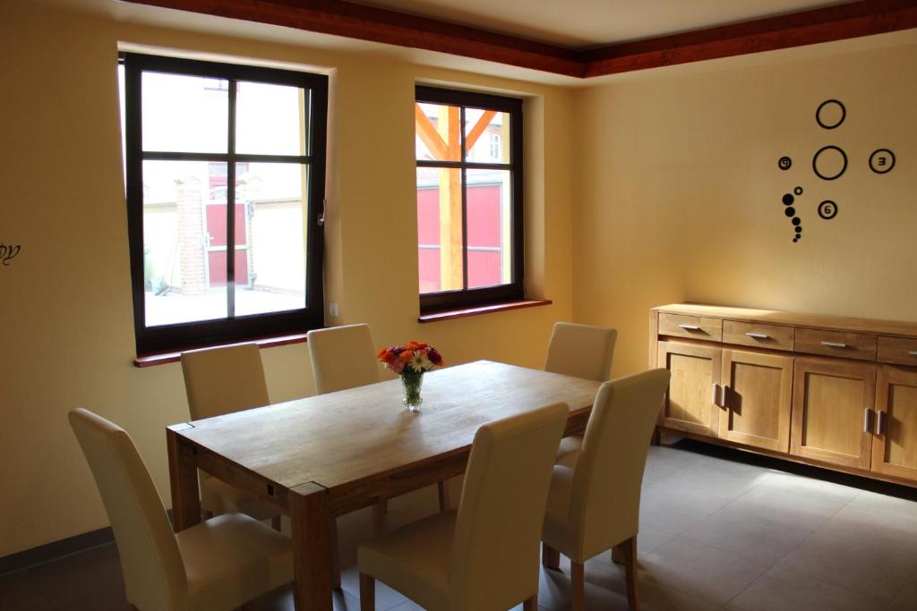 Gemeinschaftsraum mit großem Esstisch