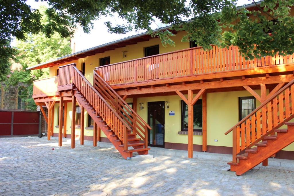 Hausfront mit Balkon im Innenhof