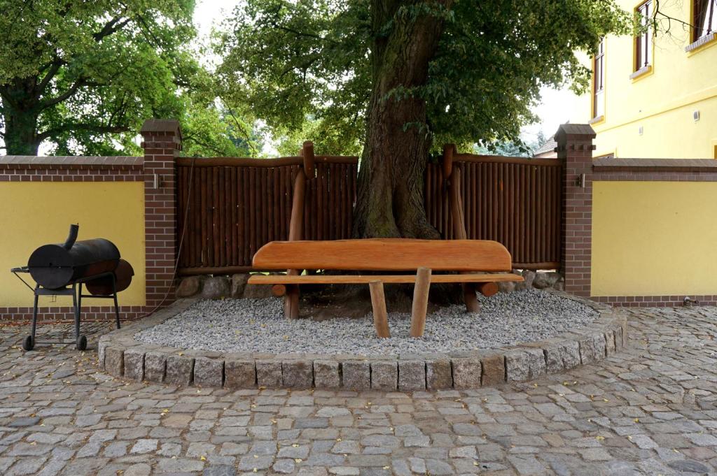 Sitzbank unter der Linde im Innenhof