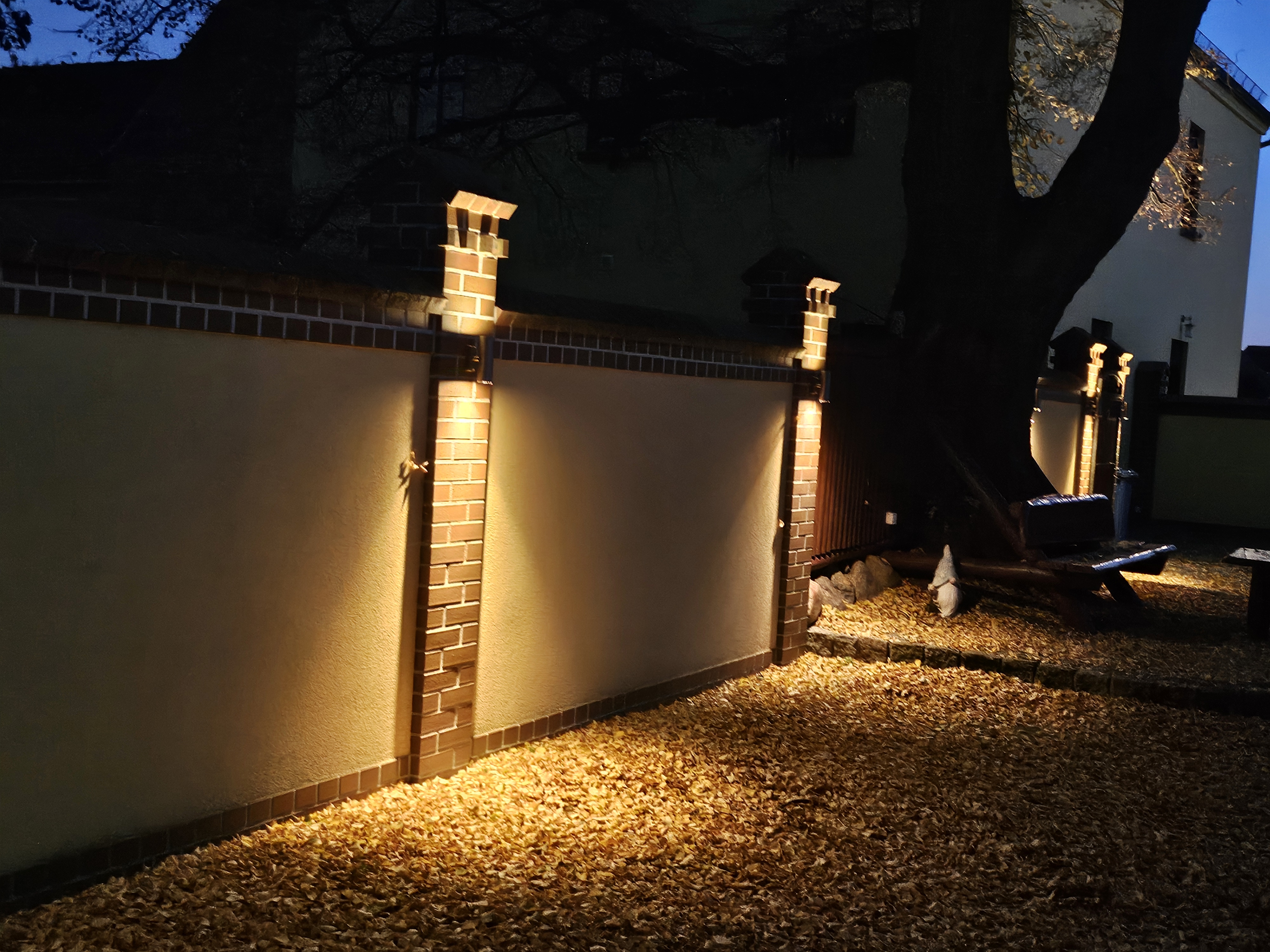 Innenhof bei Nacht mit Beleuchtung