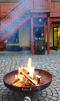 Feuerschale am Abend im Hof